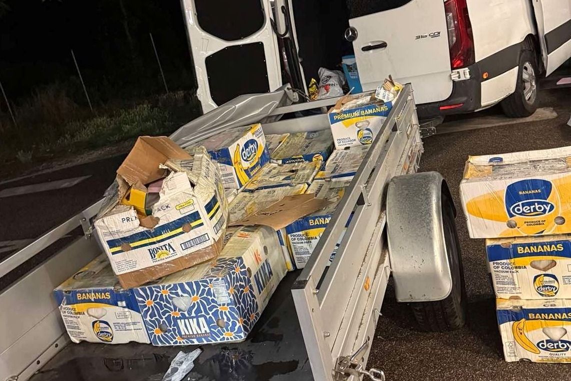 NAV pénzügyőrei 707 tasak, engedély nélküli potencianövelőt foglaltak le egy szerb kisteherautóból Röszkén. Fotó: NAV