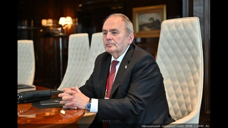 „Nem öltöznek se barna ingbe, se feketébe, de vannak Führerjeik.”