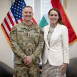 Alexus G. Grynkewich amerikai vezérezredes, a NATO Szövetséges Erők Európai főparancsnoka után hirtelenjében Budapesten termett Matthew Woodruff vezérőrnagy is, az amerikai Ohio állami Nemzeti Gárda parancsnoka. 1993 óta ők segítik a magyar Honvédséget. Mindketten azonnal találkoztak a budapesti amerikai nagykövetség vezetőjével is. Ha nincs háborús veszély, akkor minek jönnek az amerikaiak? Vagy mégis csak van háborús veszély, csak a kormány elhazudja?