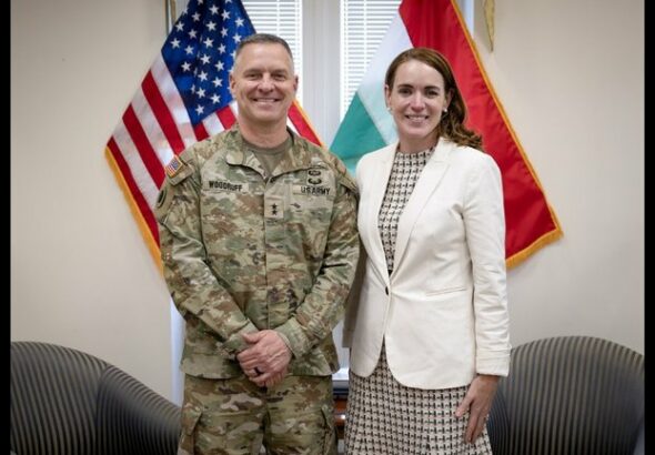 Alexus G. Grynkewich amerikai vezérezredes, a NATO Szövetséges Erők Európai főparancsnoka után hirtelenjében Budapesten termett Matthew Woodruff vezérőrnagy is, az amerikai Ohio állami Nemzeti Gárda parancsnoka. 1993 óta ők segítik a magyar Honvédséget. Mindketten azonnal találkoztak a budapesti amerikai nagykövetség vezetőjével is. Ha nincs háborús veszély, akkor minek jönnek az amerikaiak? Vagy mégis csak van háborús veszély, csak a kormány elhazudja?
