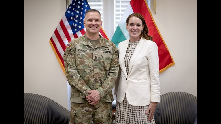 Alexus G. Grynkewich amerikai vezérezredes, a NATO Szövetséges Erők Európai főparancsnoka után hirtelenjében Budapesten termett Matthew Woodruff vezérőrnagy is, az amerikai Ohio állami Nemzeti Gárda parancsnoka. 1993 óta ők segítik a magyar Honvédséget. Mindketten azonnal találkoztak a budapesti amerikai nagykövetség vezetőjével is. Ha nincs háborús veszély, akkor minek jönnek az amerikaiak? Vagy mégis csak van háborús veszély, csak a kormány elhazudja?