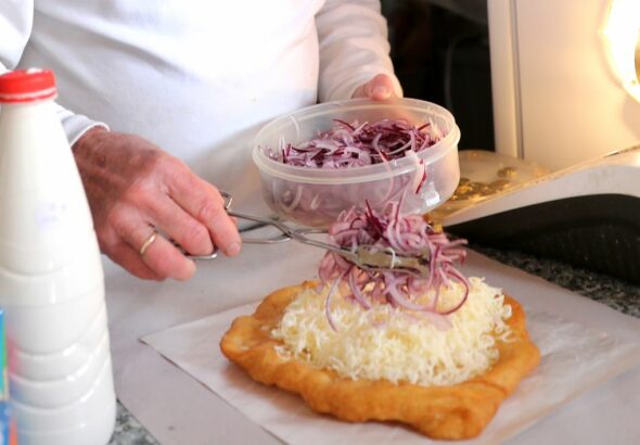 Lángos egy kis extrával Fotó: Lang Róbert