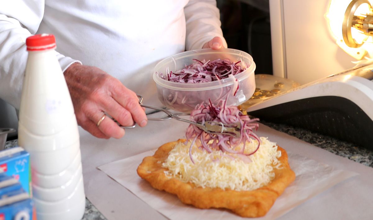 Lángos egy kis extrával Fotó: Lang Róbert