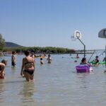 a különféle gyógyszermaradványok a Balatonban olyan láthatatlan koktélt alkotnak, amely komoly kérdéseket vet fel az emberi felelősséggel kapcsolatban.