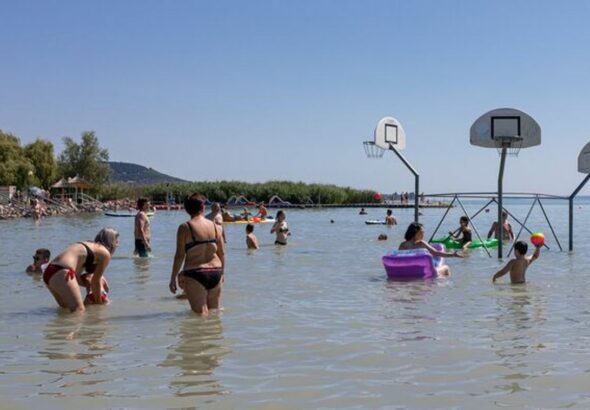 a különféle gyógyszermaradványok a Balatonban olyan láthatatlan koktélt alkotnak, amely komoly kérdéseket vet fel az emberi felelősséggel kapcsolatban.