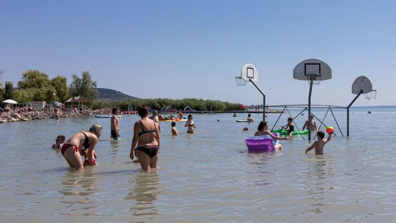 a különféle gyógyszermaradványok a Balatonban olyan láthatatlan koktélt alkotnak, amely komoly kérdéseket vet fel az emberi felelősséggel kapcsolatban.