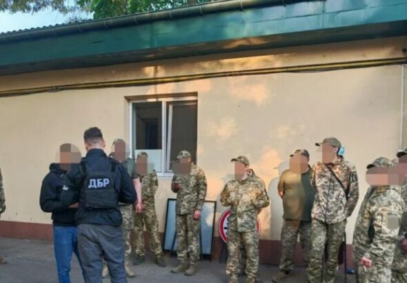 A nyomozás szerint a csoport nemcsak erőszakkal tartotta rettegésben az embereket, hanem pénzt is zsarolt ki tőlük.