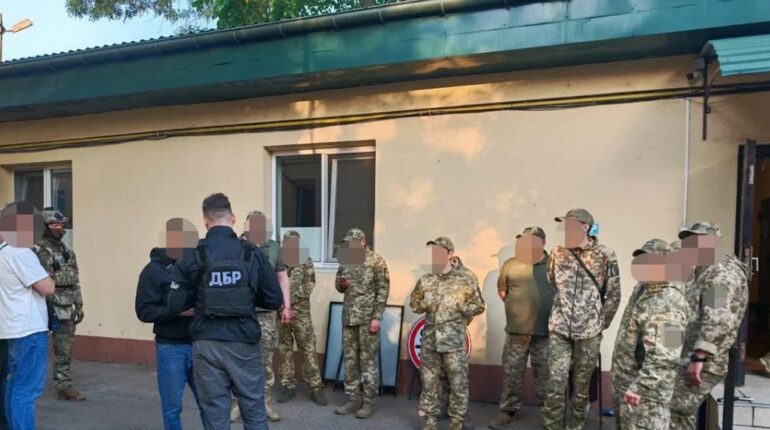 A nyomozás szerint a csoport nemcsak erőszakkal tartotta rettegésben az embereket, hanem pénzt is zsarolt ki tőlük.