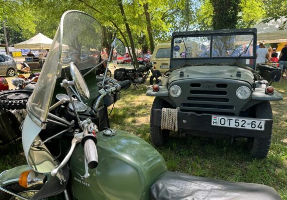 A bonyhádi veterán találkozón rengeteg autó, motor és régi kis tűzoltóautó vonzotta a látogatókat minden korosztályból. Forrás: A szerző fotója