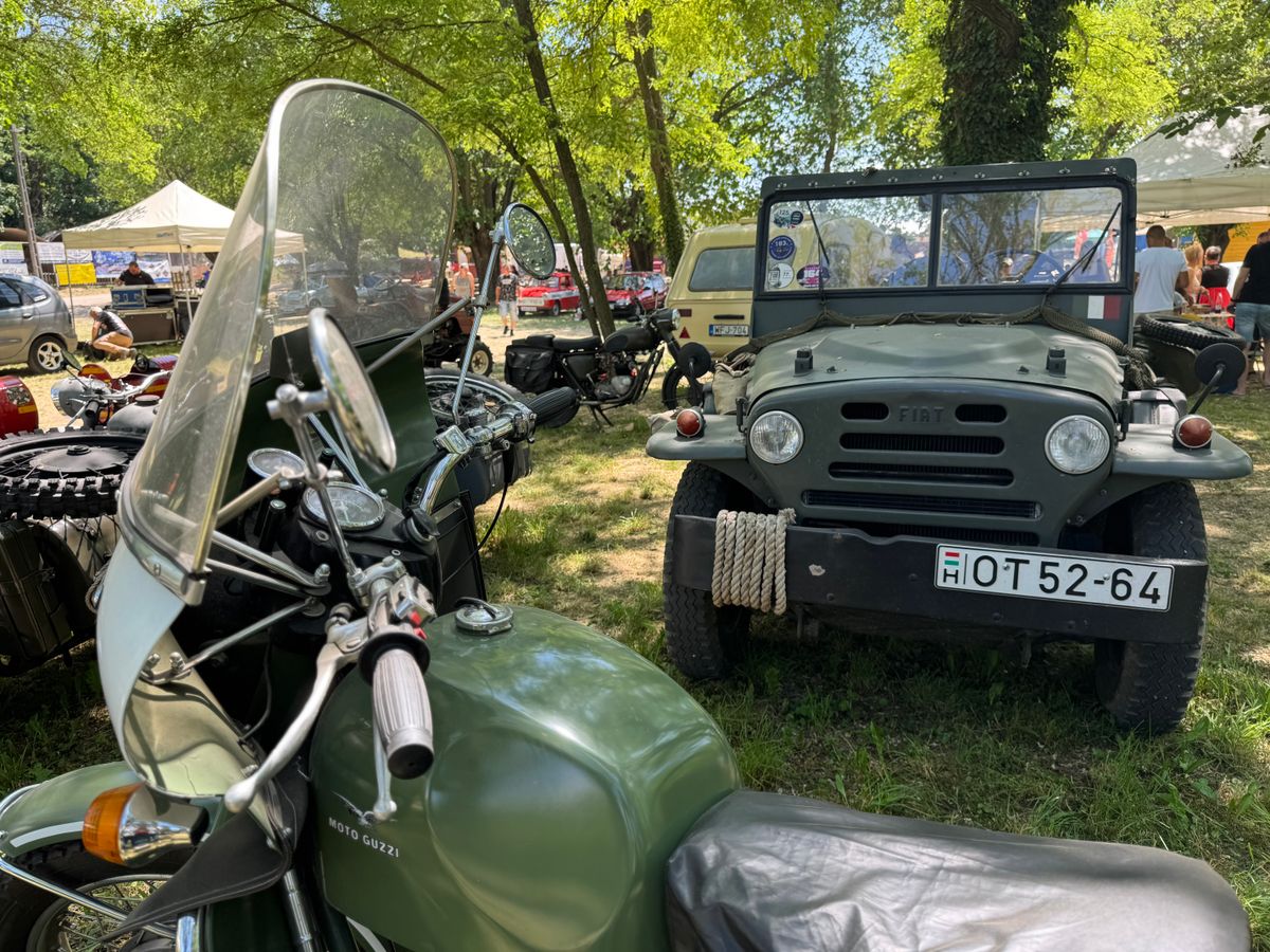 A bonyhádi veterán találkozón rengeteg autó, motor és régi kis tűzoltóautó vonzotta a látogatókat minden korosztályból. Forrás: A szerző fotója