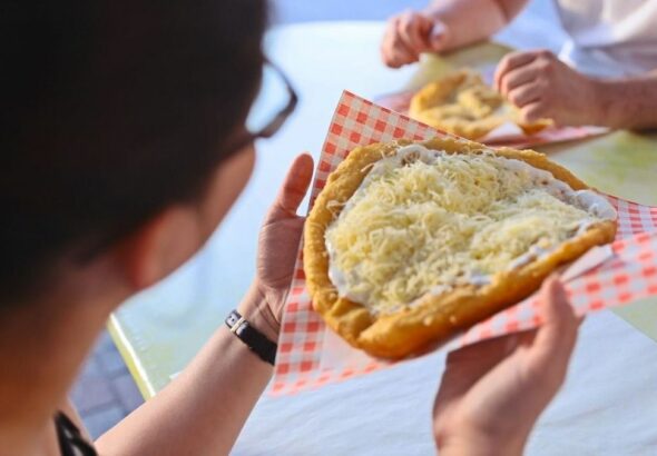 Balatoni nyaralás: egy négy fős család számára a lángos ára is nagyon húzós, máshol ennyiért egy menüt adnak ebédre Forrás: sonline.hu