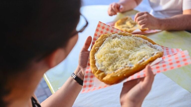 Balatoni nyaralás: egy négy fős család számára a lángos ára is nagyon húzós, máshol ennyiért egy menüt adnak ebédre Forrás: sonline.hu
