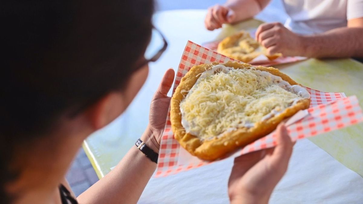 Balatoni nyaralás: egy négy fős család számára a lángos ára is nagyon húzós, máshol ennyiért egy menüt adnak ebédre Forrás: sonline.hu