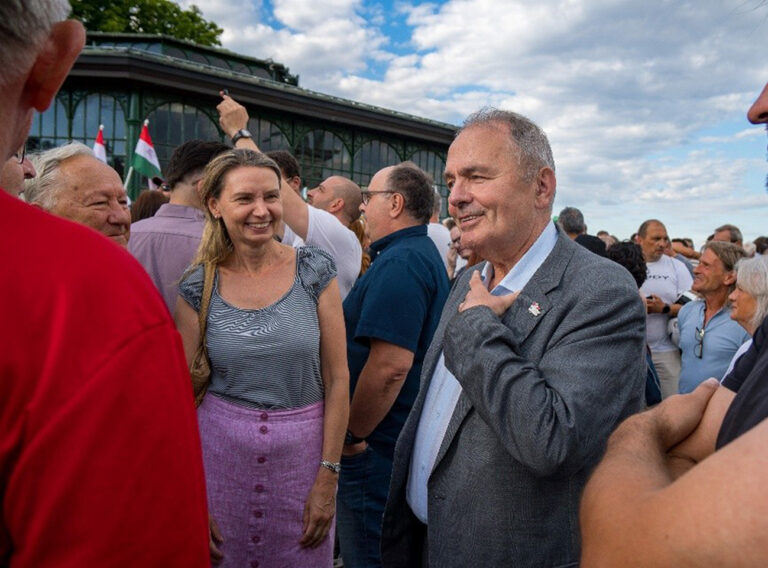 Belekóstolunk egy tüntetésbe_01