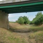 Már csak a víz hiányzik a Tarna-patak medréből Kál és Nagyút között. Forrás: Heol.hu