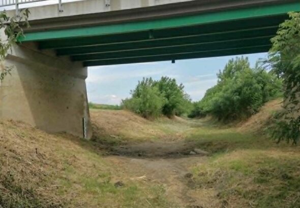 Már csak a víz hiányzik a Tarna-patak medréből Kál és Nagyút között. Forrás: Heol.hu