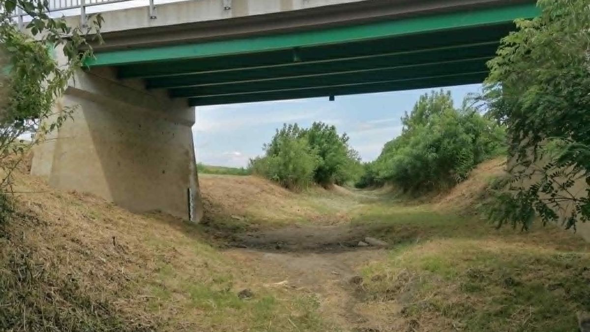Már csak a víz hiányzik a Tarna-patak medréből Kál és Nagyút között. Forrás: Heol.hu