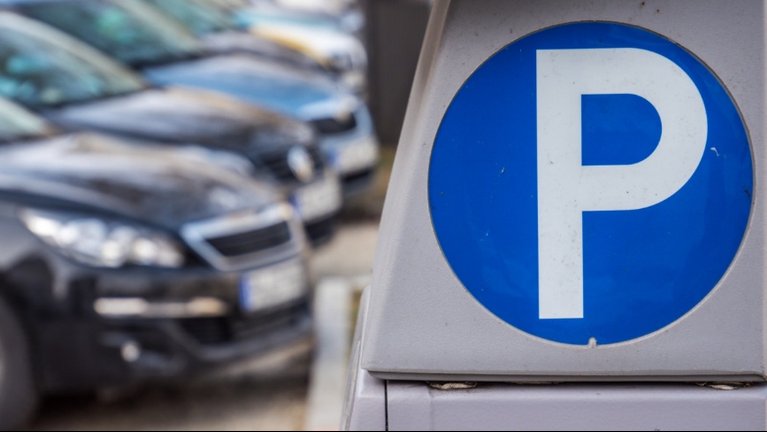 Fizessenek az autósok! Drasztikusan drágul a parkolás!