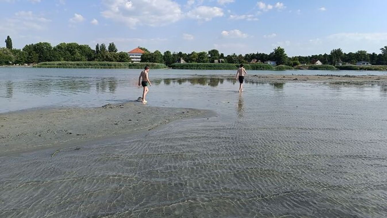 a reggeli órákban Siófoknál, egyméteres mélységben mért 23,5 Celsius-fokos vízhőmérséklet ideális felfrissülést garantál a nyári hőségben.