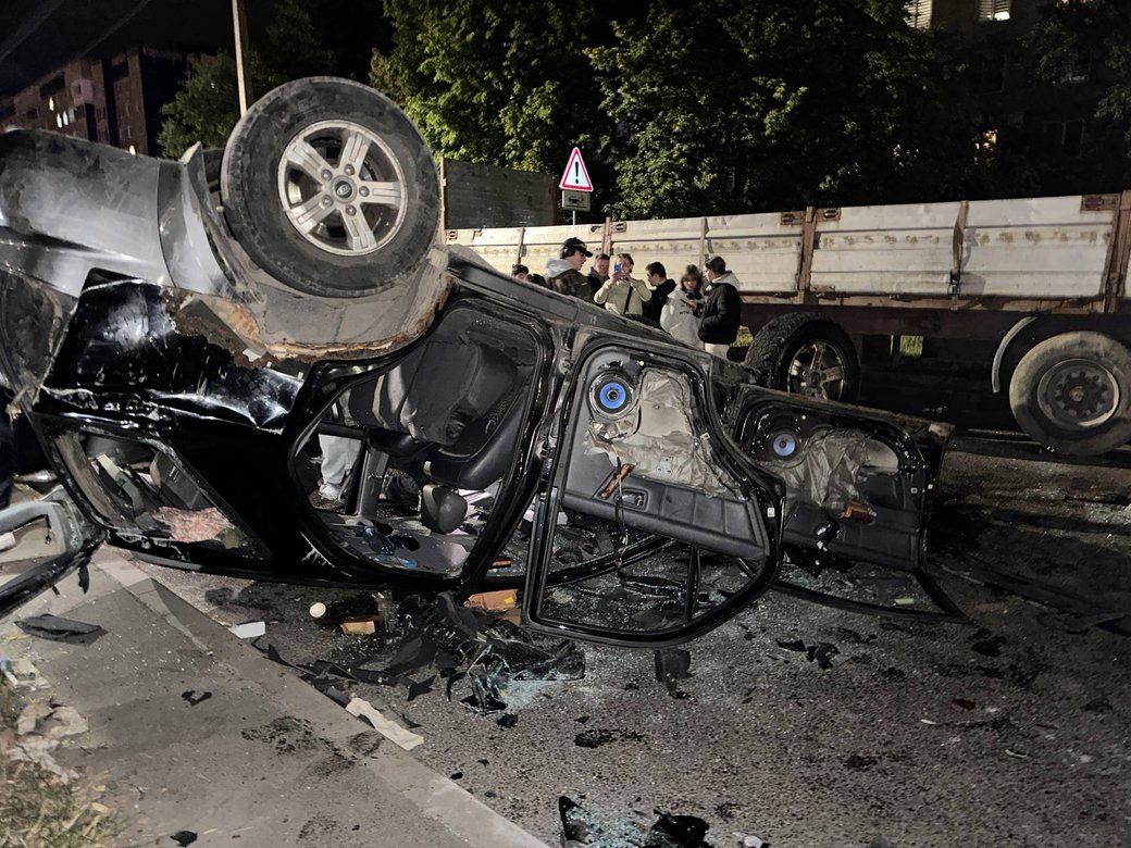 Helyi beszámolók szerint több száz ember gyűlt össze, blokkolták a toborzóközpont járműveit, majd az egyik szolgálati autót fel is borították.
