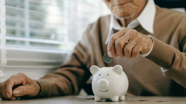 Az időskori hitel sikere nem az éveken, hanem a lejárati futamidőn és a banki garanciákon múlik. Forrás: Shutterstock / Illusztráció