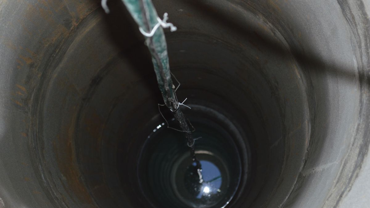 A szivattyúszervizeknek sok munkájuk van, mert többen saját kútjukból szeretnék biztosítani a locsoláshoz vagy akár a házi vízellátáshoz szükséges vizet. Fotó: architectphd / Forrás: Getty Images illusztráció
