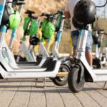 Izraelben a törvényi alsó korhatár az elektromos rollerek használatára 16 év, viszont a Tel-Avivban működő nagy közösségi rollerszolgáltatók a saját felhasználási feltételeikben 18 évben határozzák meg a minimum korhatárt.