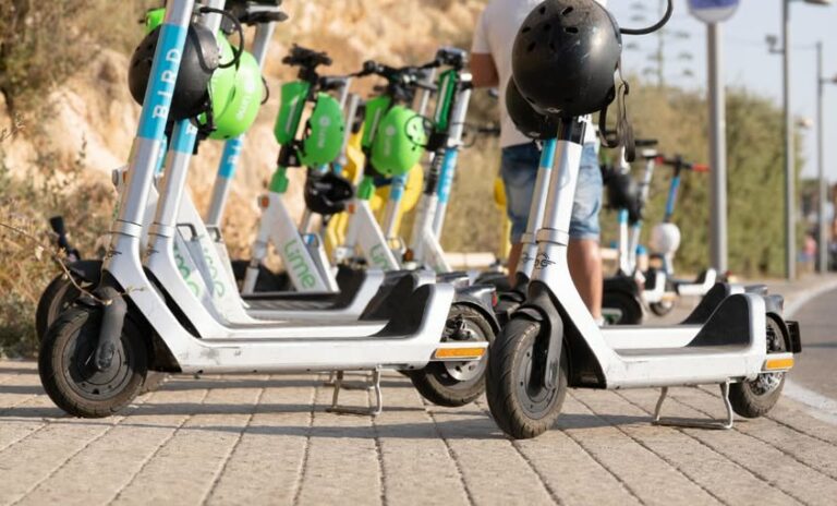 Izraelben a törvényi alsó korhatár az elektromos rollerek használatára 16 év, viszont a Tel-Avivban működő nagy közösségi rollerszolgáltatók a saját felhasználási feltételeikben 18 évben határozzák meg a minimum korhatárt.