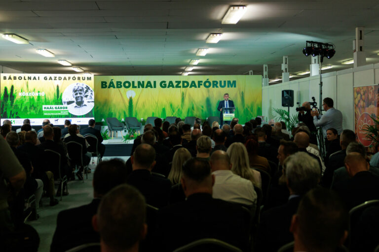 A Bábolnai Gazdafórumot Haál Gábor, a Bábolna Nemzeti Ménesbirtok igazgatójának köszöntője nyitotta meg (Fotó: Csatlos Norbert)