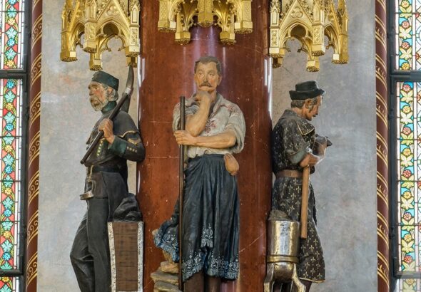 A fotón: Országház, C osztály, Főemelet 17., Képviselőházi társalgó - Bányászatot megjelenítő szoborcsoport (Alkotó: Kiss György, Zsolnay-pirogránit)