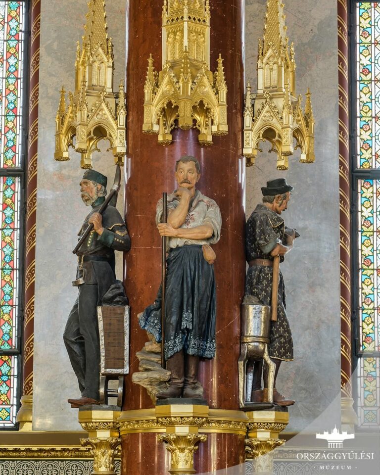 A fotón: Országház, C osztály, Főemelet 17., Képviselőházi társalgó - Bányászatot megjelenítő szoborcsoport (Alkotó: Kiss György, Zsolnay-pirogránit)