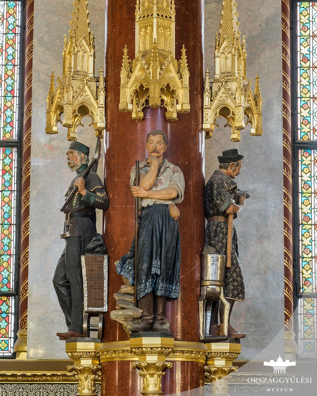 A fotón: Országház, C osztály, Főemelet 17., Képviselőházi társalgó - Bányászatot megjelenítő szoborcsoport (Alkotó: Kiss György, Zsolnay-pirogránit)