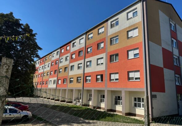 Eladó Komló ikonikus épülete: az egykori ruhagyár épülete korábban munkásszállóként is funkciónált