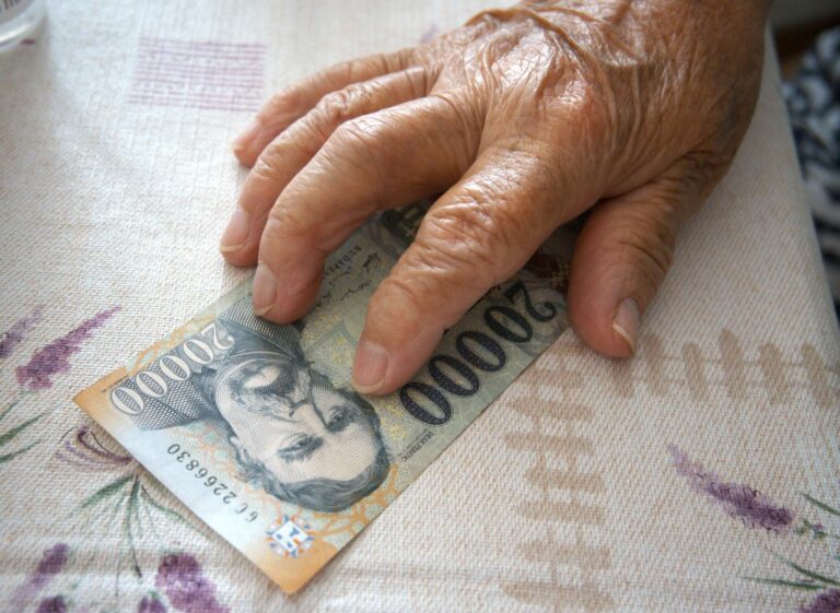A 13. és 14. havi nyugdíj jövőjéről egyelőre nem született korlátozó kormánydöntés. Fotó: veronikdul