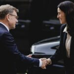 Orbán Anita kiszolgálja a németeket