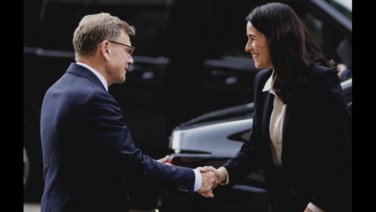 Orbán Anita kiszolgálja a németeket