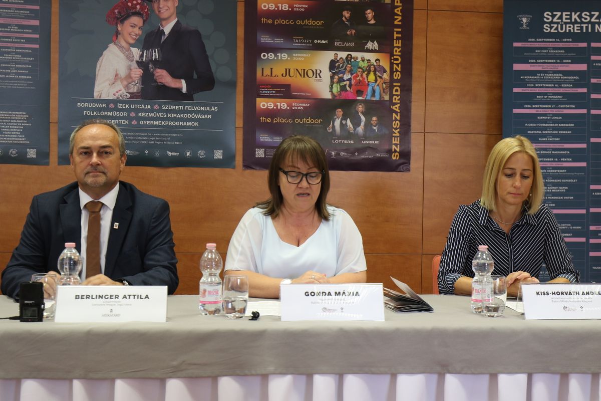Berlinger Attila polgármester, Gonda Mária és Kiss-Horváth Andrea a Szekszárdi Szüreti Napok apropójából tartott sajtótájékoztatón Fotó: A szerző fotója
