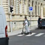 Gyalogátkelőhelyen keresztül száguld az elektromos rollerrel a fiatal védőfelszerelés nélkül Fotó: Benedek Bálint