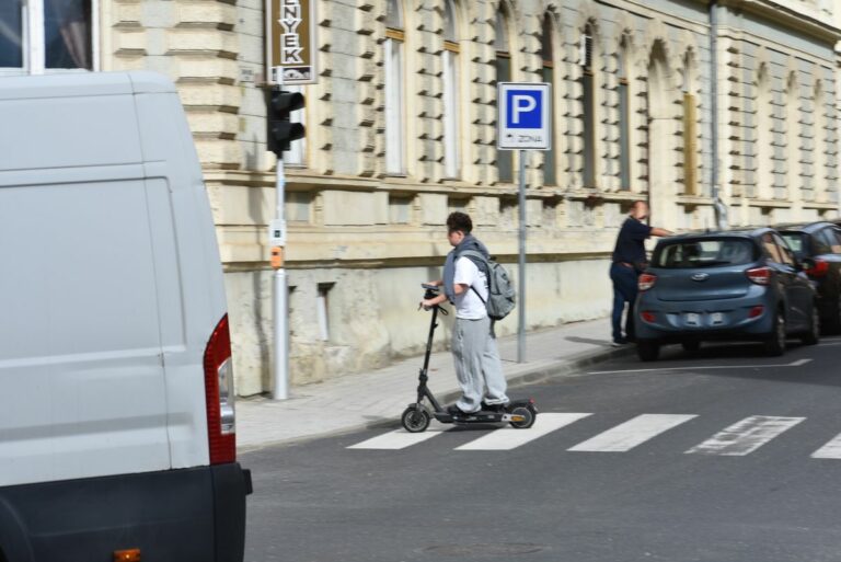 Gyalogátkelőhelyen keresztül száguld az elektromos rollerrel a fiatal védőfelszerelés nélkül Fotó: Benedek Bálint