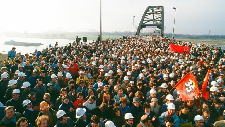 Nagyszabású demonstráció az autóiparért Győrben, német, osztrák, lengyel tiltakozókkal. Fotó: IG Metall