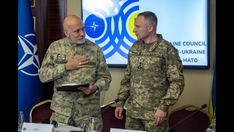 Oroszellenes NATO-demonstráció Kijevben