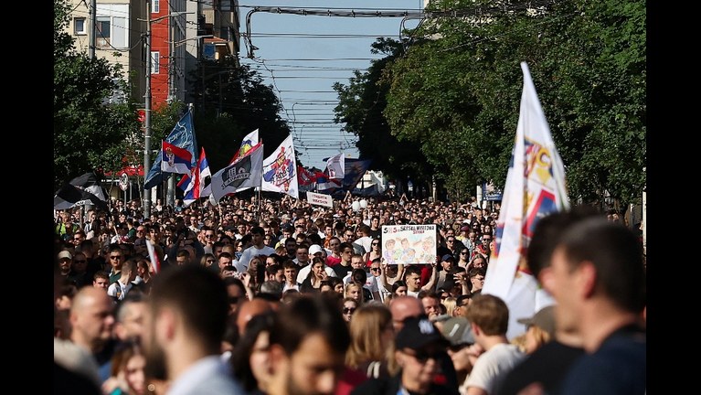 Belgrád: rossz vonatra kapaszkodnak