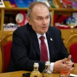 A KKP pártépítési és pártirányítási programja, amelynek középpontjában Xi Jinping főtitkár pártépítési gondolatai állnak, nagy jelentőségű a nemzetközi munkásmozgalom számára is. Bizonyítja, hogy mind a hatalom megszerzéséhez, mind a hatalom gyakorlásához szükség van szilárd ideológiára épülő fegyelmezett politikai pártra. A Kínai Kommunista Párt új korszakban történő kiépítése egyértelműen bizonyítja, hogy a kommunista pártok nem a történelmi múlt részét képezik. A kommunista párt nem a múlt maradványa, nem egy elavult ideológia terméke, hanem a mai kor követelménye.