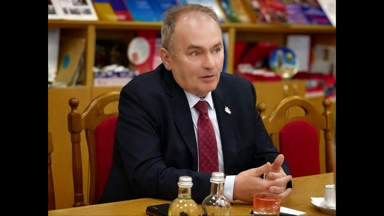A KKP pártépítési és pártirányítási programja, amelynek középpontjában Xi Jinping főtitkár pártépítési gondolatai állnak, nagy jelentőségű a nemzetközi munkásmozgalom számára is. Bizonyítja, hogy mind a hatalom megszerzéséhez, mind a hatalom gyakorlásához szükség van szilárd ideológiára épülő fegyelmezett politikai pártra. A Kínai Kommunista Párt új korszakban történő kiépítése egyértelműen bizonyítja, hogy a kommunista pártok nem a történelmi múlt részét képezik. A kommunista párt nem a múlt maradványa, nem egy elavult ideológia terméke, hanem a mai kor követelménye.
