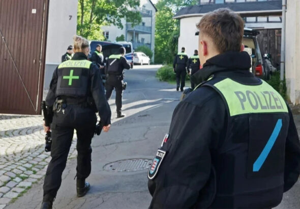Az osztrák hatóságok külföldi hírszerző szolgálat javára, Ausztria érdekeit sértő tevékenység gyanújával folytatnak nyomozást.