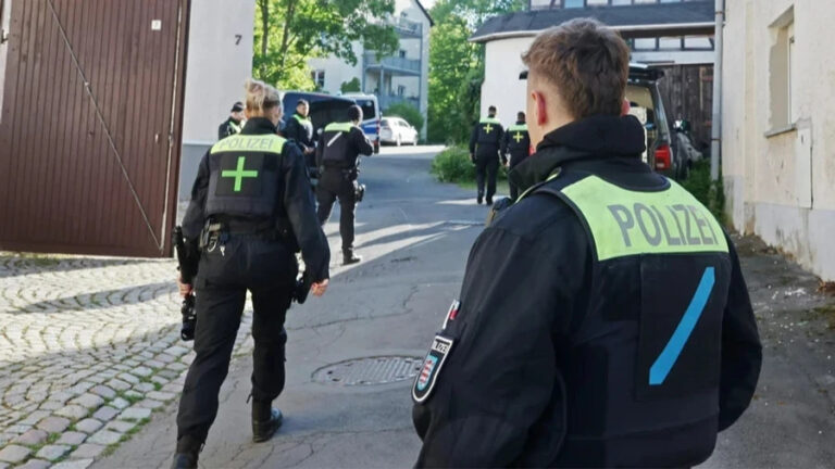 Az osztrák hatóságok külföldi hírszerző szolgálat javára, Ausztria érdekeit sértő tevékenység gyanújával folytatnak nyomozást.