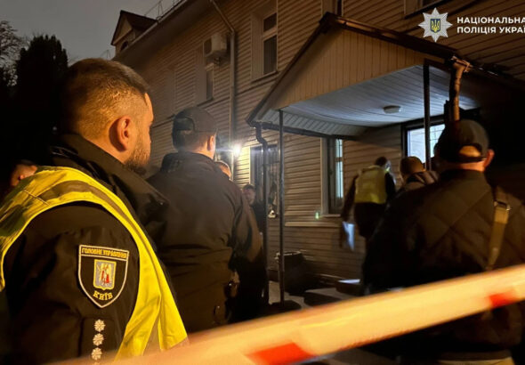 A férfi az épületben elővett egy ruhája alá rejtett pisztolyt, majd legalább hét célzott lövést adott le a rendőrökre és a katonákra.