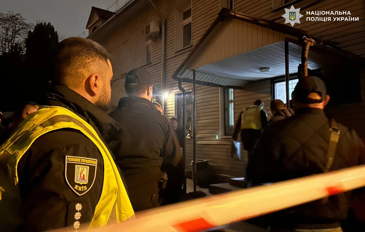 A férfi az épületben elővett egy ruhája alá rejtett pisztolyt, majd legalább hét célzott lövést adott le a rendőrökre és a katonákra.
