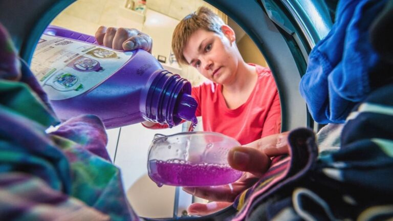 A laboratóriumi vizsgálat során 36 folyékony mosószert és mosóport ellenőriztek. Fotó:MW