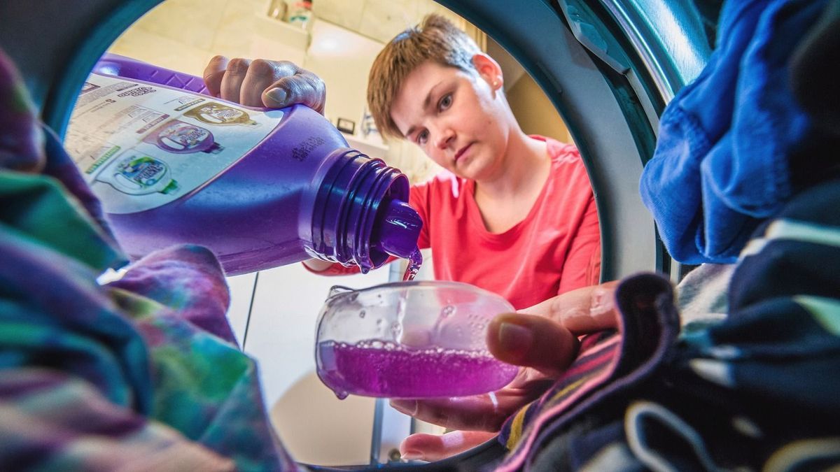 A laboratóriumi vizsgálat során 36 folyékony mosószert és mosóport ellenőriztek. Fotó:MW